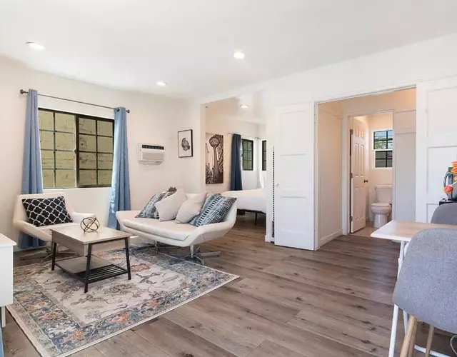 Cozy 2nd-Floor Studio Apartment Just a Block from Beverly Hills & Top LA Attractions