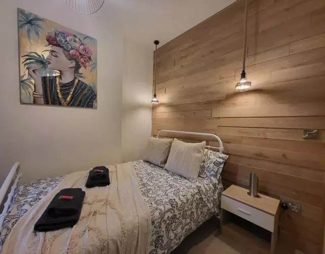 Modern, Stylish One bedroom with Garden, Free Parking Long stay Welcome
