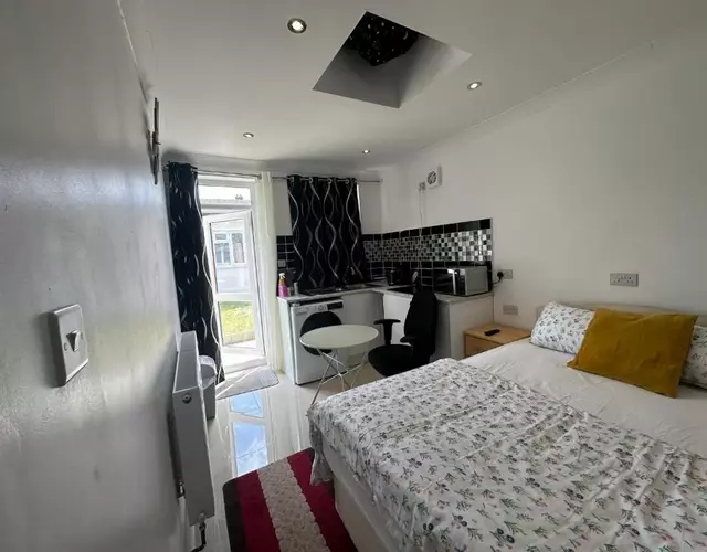 Luxury Ensuite Studio In Crayford Dartford Bexley London With Full Kitchen And Side Garden Alleyway Entrance