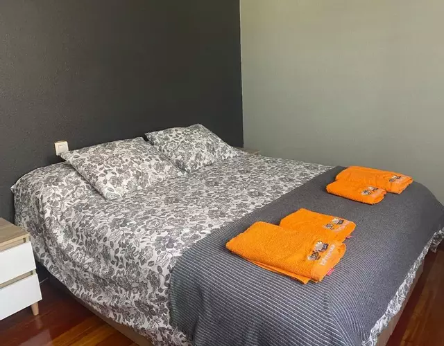Amezola 2- Habitación con baño exterior de uso privado en casa compartida