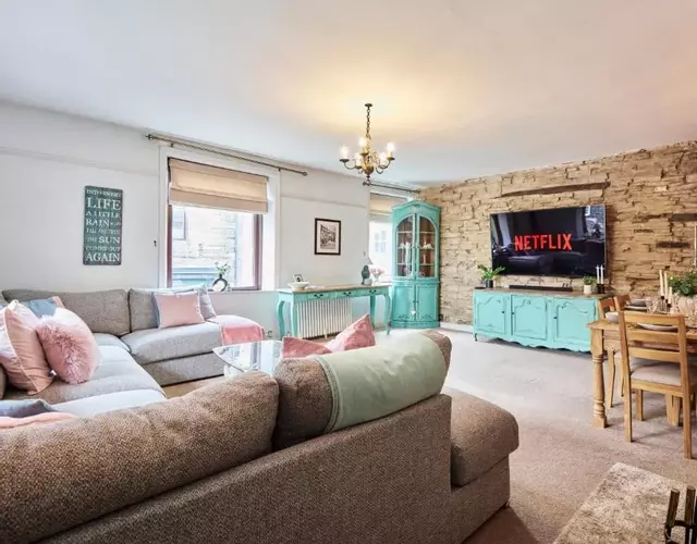 Above Rubies - Cross Cottage, Luxury, Dog Friendly