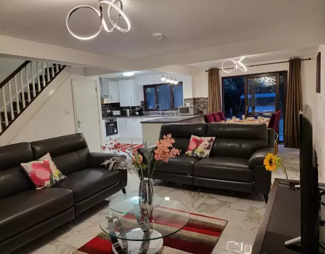 2023 & 2024 Winner of Travellers Award - Four Bedroom Houses & Studio Apartments - HS2 Contractors - NEC - Birmingham Airport - BCU & Aston University - Heartland Hospital - Jaguar - Star City