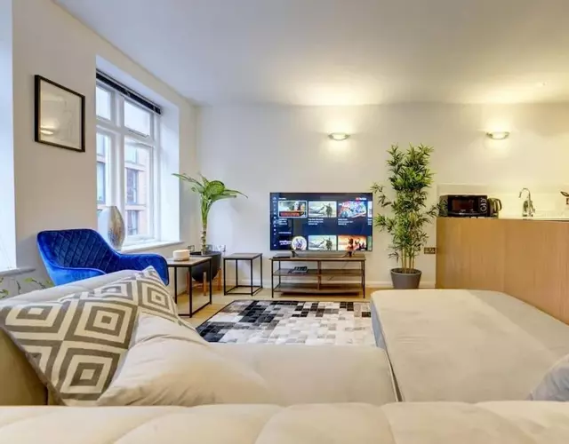 City Centre, 2 Bedroom, Secured Parking, 3 King Bed, WiFi Sleep 6 Guest Comfortable on Three King Size Beds, Jewellery Quarter , Birmingham City Centre , Allocated Secured Parking