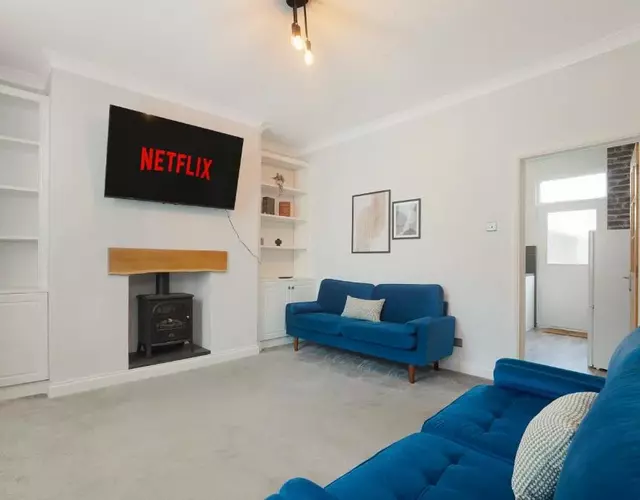 High-End home, Free Parking, 3 beds, sleeps 5