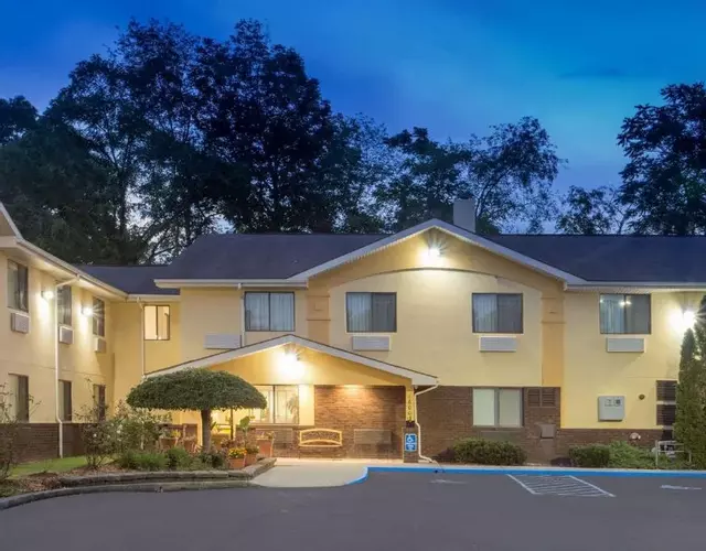 Super 8 by Wyndham Radford VA