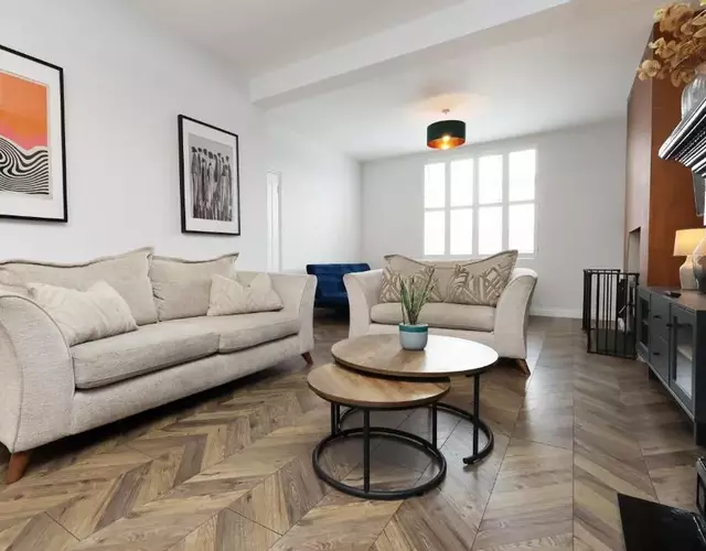 Spacious 3 Bedroom Home in Heart Of Pontypool With Parking - By EKLIVING LUXE Short Lets & Serviced Accommodation