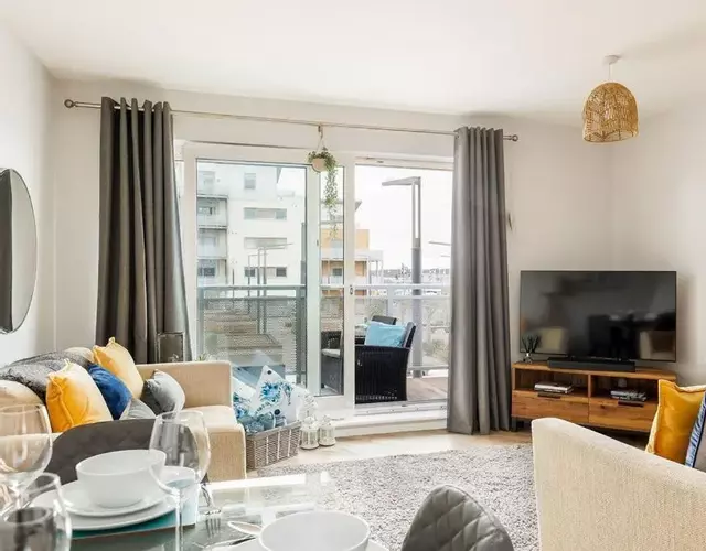 Harbourside Retreat - Spacious Balcony with Harbour Views