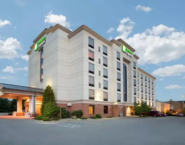 Holiday Inn Express & Suites Bloomington by IHG