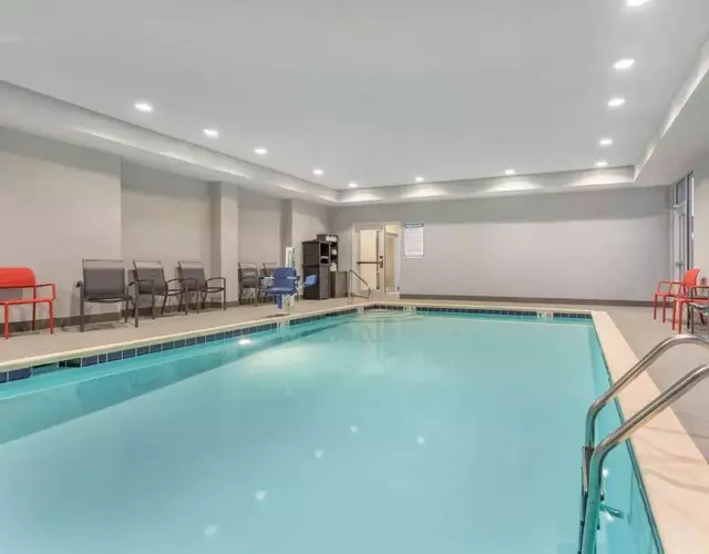 La Quinta Inn and Suites by Wyndham Bloomington