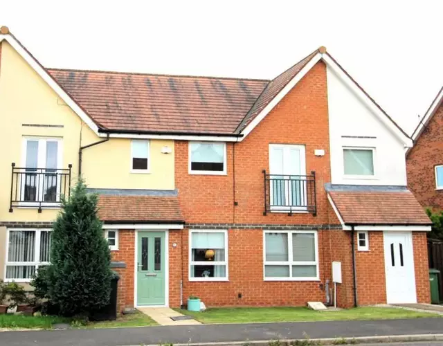 2 Bedroom House - Beautifully Decorated & Furnished - Parking - Large Garden