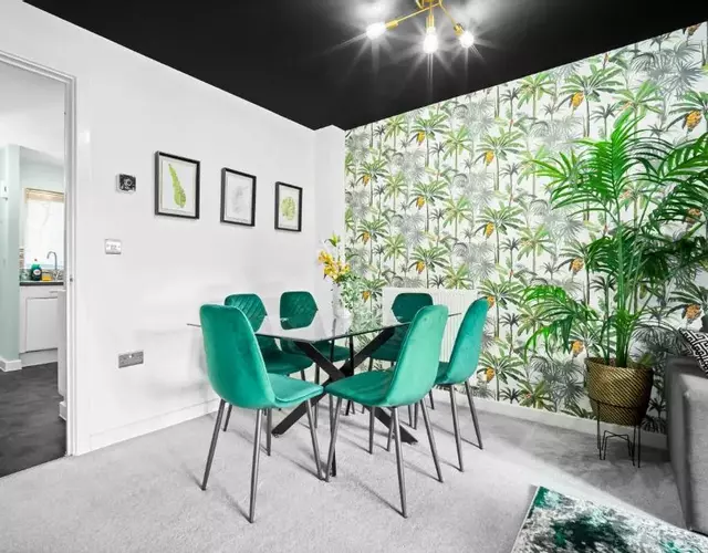 Manchester 2 Bed House with Garden - Sleeps 7 - Salford - FREE PARKING - 3 Double Beds & 1 Single - FREE NETFLIX & Ultra Fast WIFI - 6 min to City Centre, Close to Trafford Centre, Etihad Stadium, Manchester Arena, Clubs & more