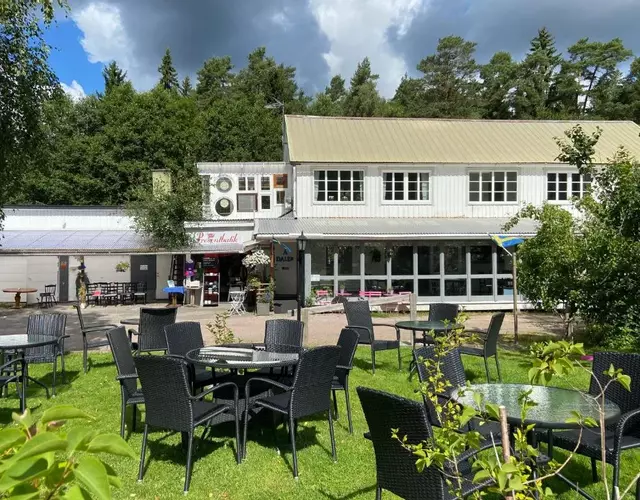 Stor lägenhet ovanpå café ute på landet