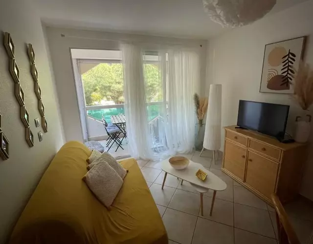 2 bedroom apartment with sea view with parking