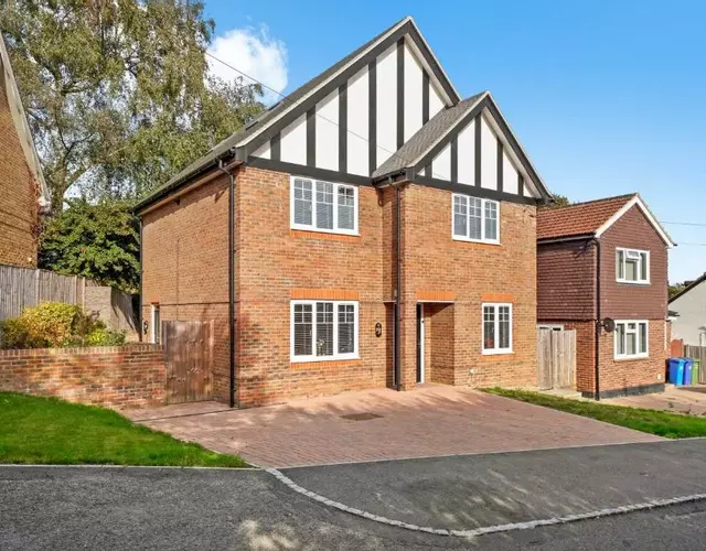 Luxury Detached New 5 Bedroom House Ascot - Parking Private Garden