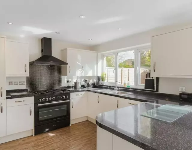 Spacious 5 bed Sunninghill with driveway parking