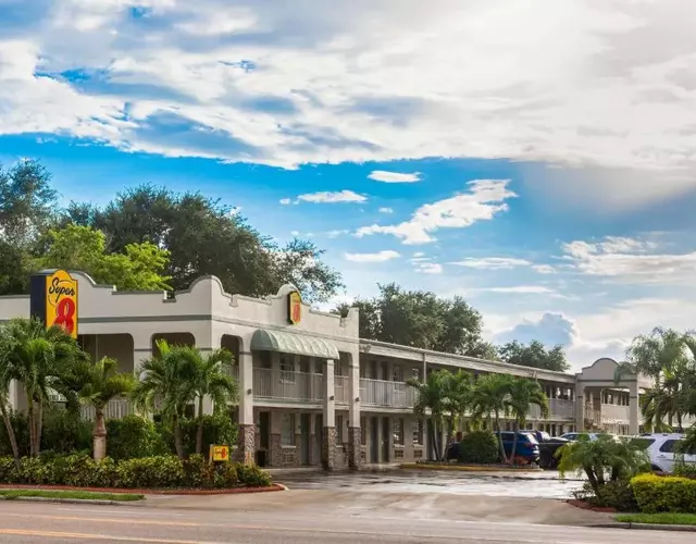 Super 8 by Wyndham Bradenton Sarasota Area