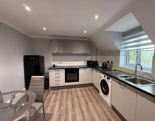 2 Bedroom Modern Apartment with Free Parking