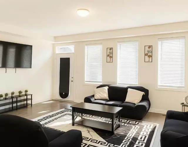 2024 Built Stylish 3BR Cambridge Townhouse with Free Parking, WiFi, Full Kitchen, Laundry, Only 8 Mins to African Lion Safari! Perfect for Family Travel, Group Trips or Work Stays!