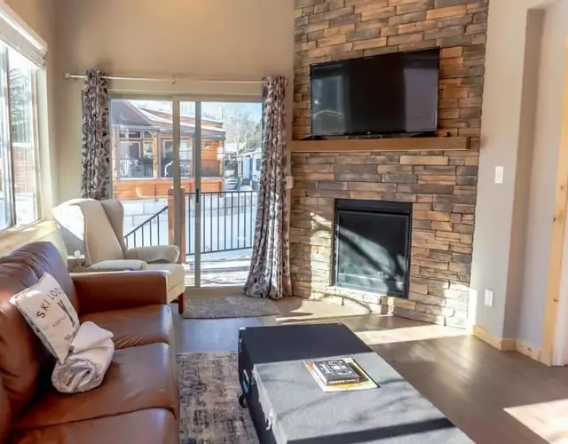 2BR Riverside Chalet Near Trails