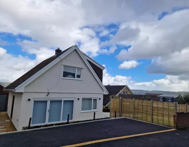 Modern Detached 3 bedroom home with off-road parking & bike store