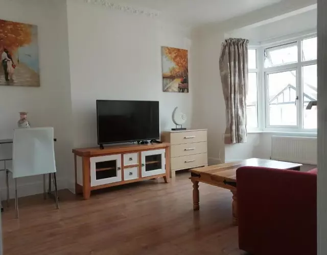 Lovely 3 Bedrooms Flat Near Romford Station With Free Parking