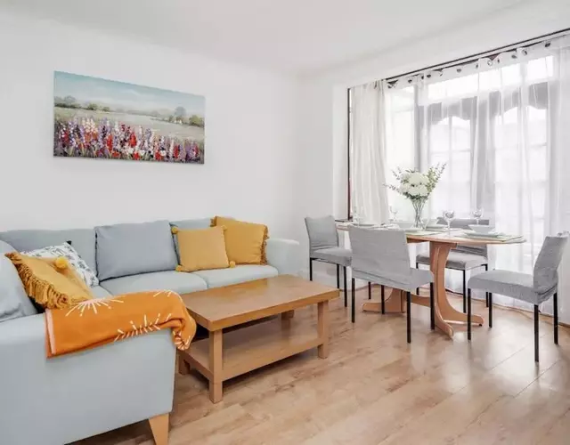 Lovely 4 Bedrooms House Near Romford Station With Parking