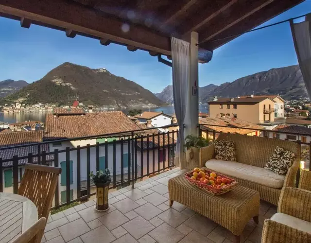 ROMANTIC LAKE VIEW HOUSE