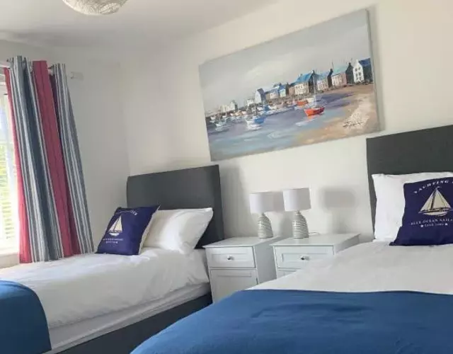 Lovely home from home apartment 8 mins walk to beach with free parking and sun deck 2 bed sleeps 4