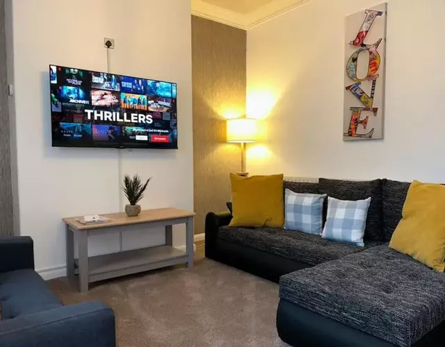 Homely 3 Bed House Halifax