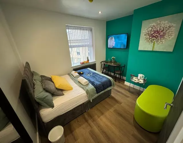 Luxury 6-Bed House - 6 En Suite- Jaquzzi Baths - Private Parking - Sleeps 22- 2 Min M62