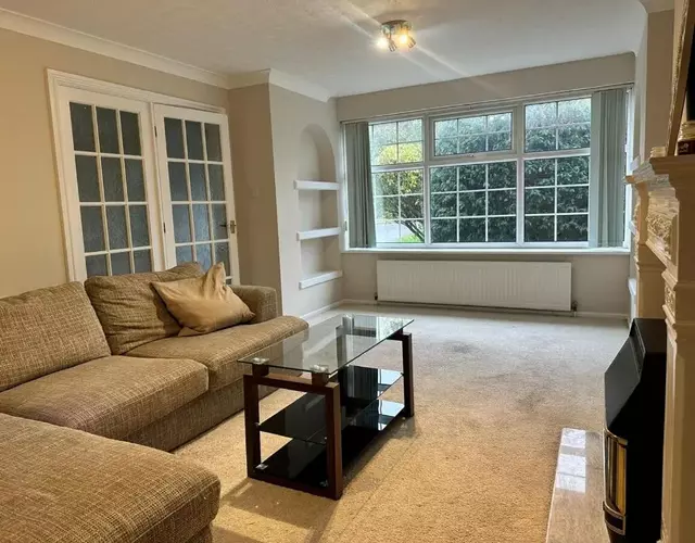 Modern Huddersfield Stay - Garden & Parking - Suitable for Contractors