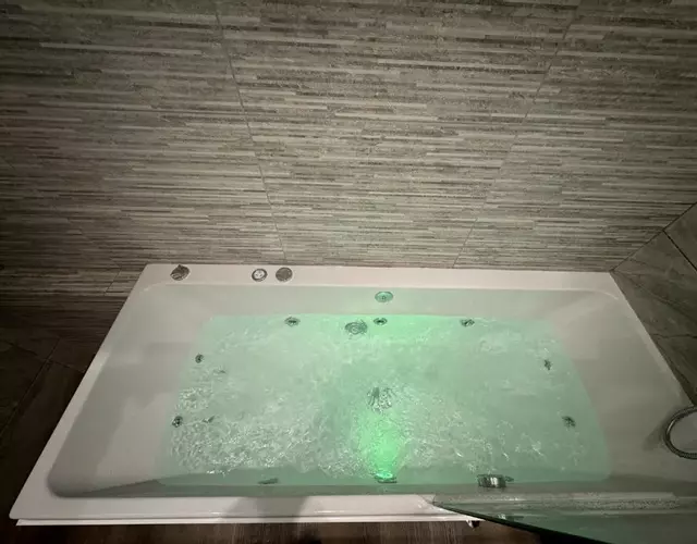 Southgate Luxury Apartments-Jaquzzi Bath-Private Parking- 2 Min M62