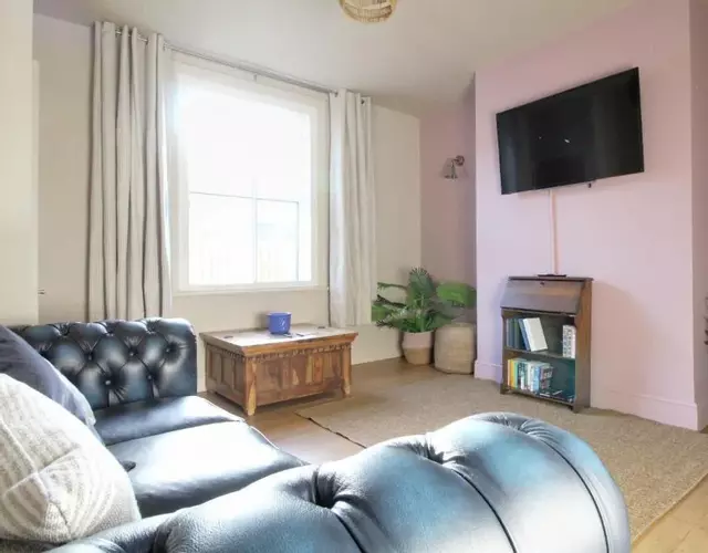 Spacious 4 Double Bedroom House in Huddersfield with parking