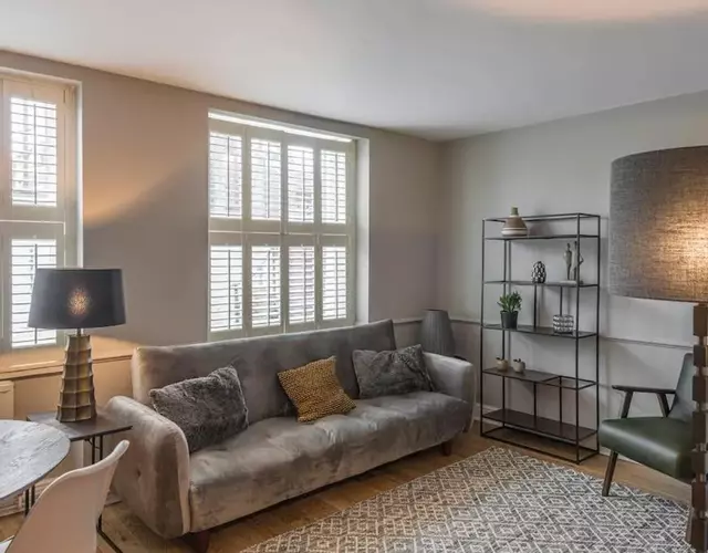 Nelson Crescent East : Modern one bedroom basement apartment in central location