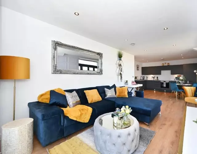 Spacious Designer 2BR Executive Apt, Near Beach & Marina, Central Location