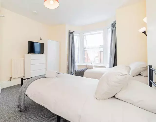 Shirley House 5, Guest House, Self Catering, Self Check in with smart locks, use of Fully Equipped Kitchen, close to City Centre, Ideal for Longer Stays and Fawley contractors