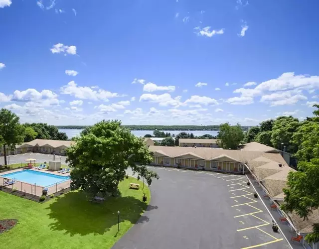 Super 8 by Wyndham Brockville