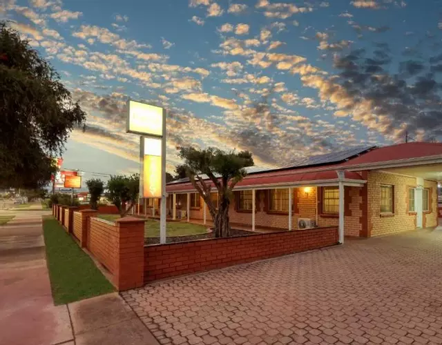 Charles Rasp Motor Inn & Cottages