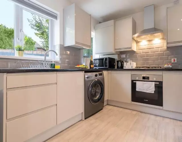 4 Bedroom House - Parking & Garden - Smart TVs - Netflix - Wifi - Top Rated - 22CG