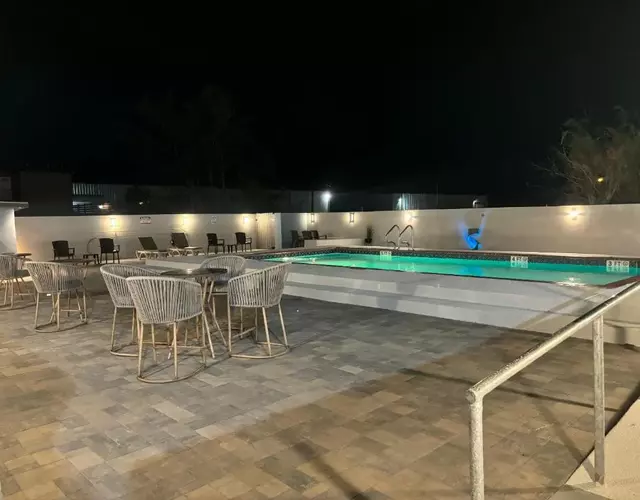 Deluxe Inn & Suites