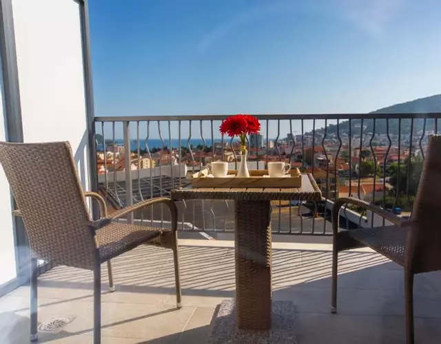 Rooftop Apartments & Rooms