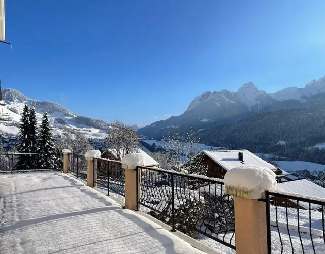 Large 3 bed apartment with mountain views, pool and gym