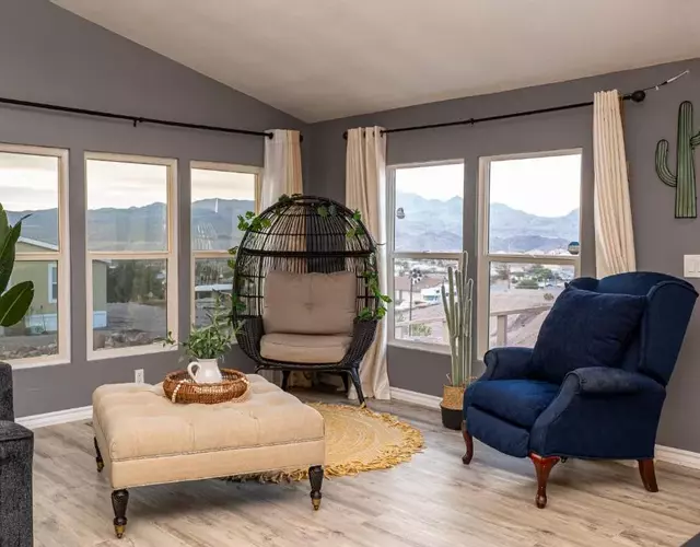 Magnificent & tranquil home, Mountain Views , 8 mins to casinos & river, Fire pit, BBQ