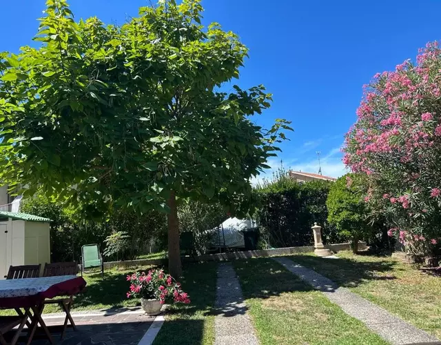 Villa bifamiliare per famiglie con giardino