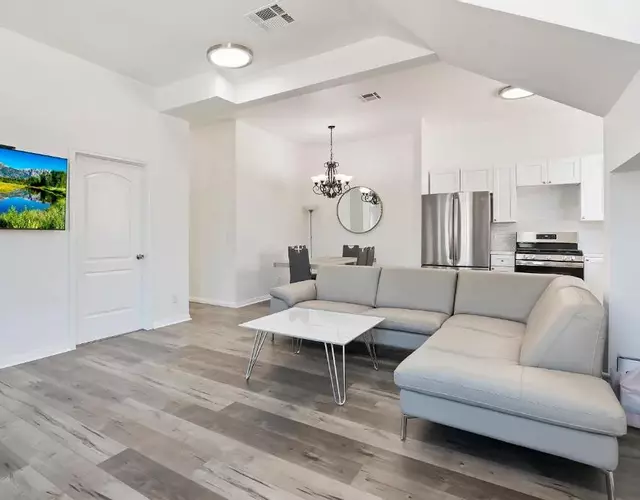 Spacious Private gated modern loft close to Universal Studio and Hollywood