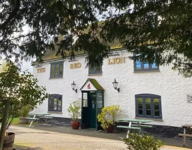 The Red Lion - Shepherd Huts