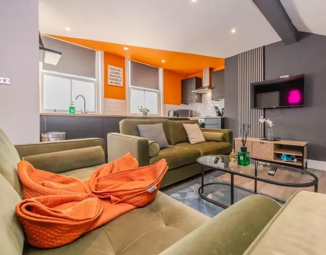 Chic 2 Bedroom Apartment Sleeps 7 plus Free Parking in Church Road