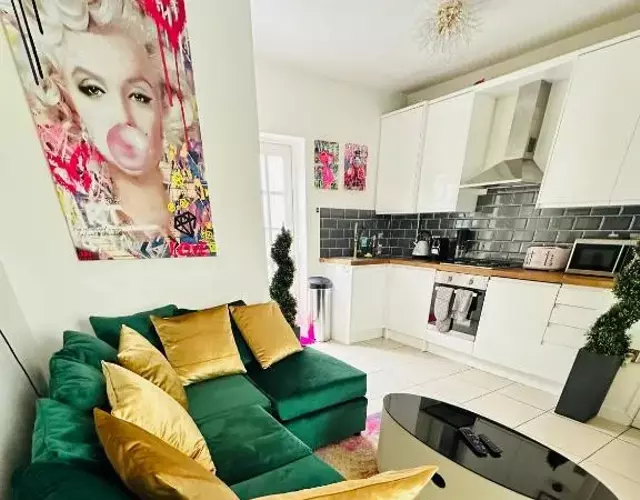 PopHaus Central Brighton - Glam Pad by the Station with FREE Parking