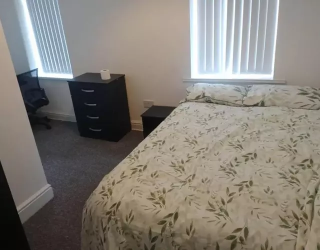 Ensuite Double-bed (R3) close to Burnley city centre