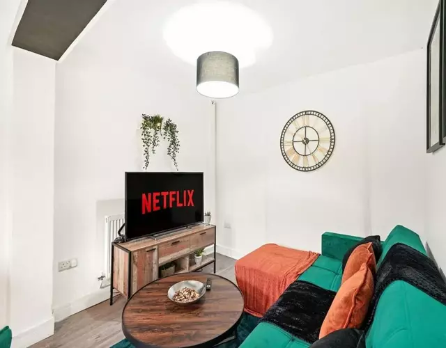 Contractors Stay-Sleeps 7- Parking, Stylish, Comfy Beds